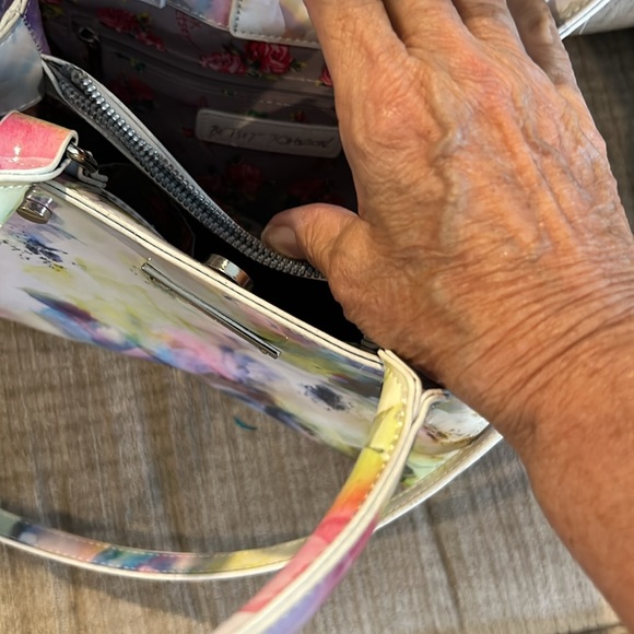 Betsy Johnson water colored floral patent leather Crossbody bag detachable strap - Picture 6 of 9